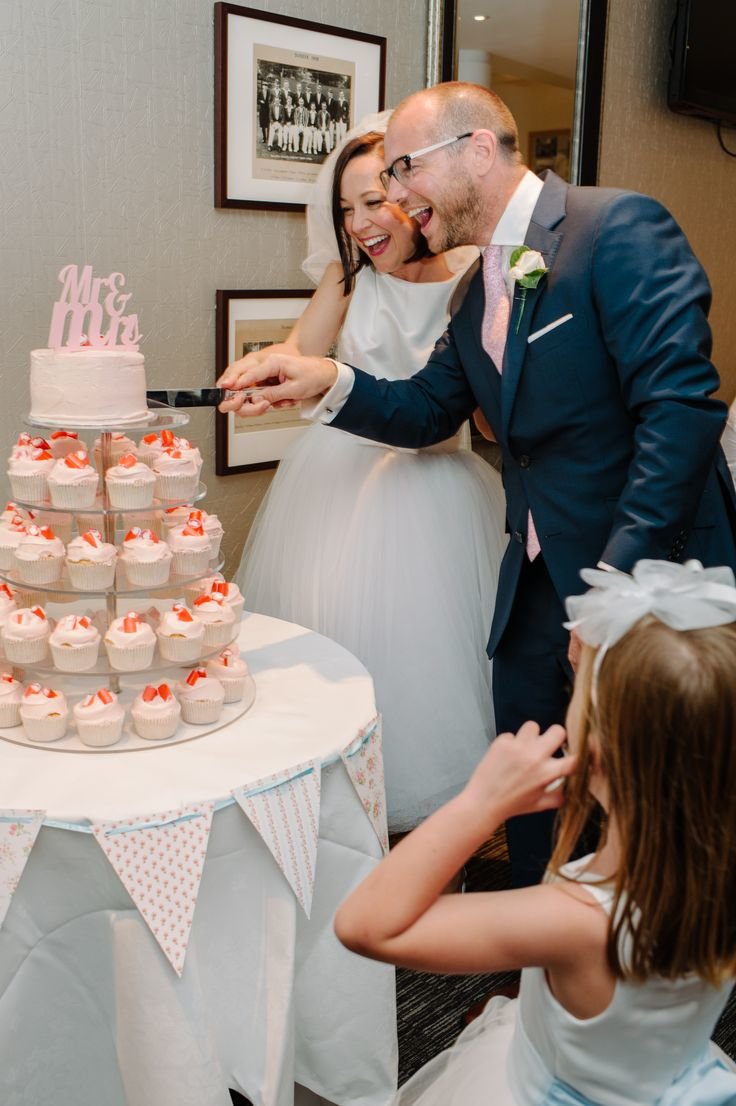 cutting the cake wedding oetzzf