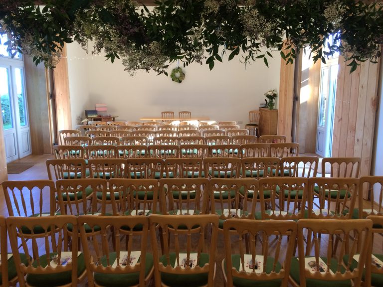 eef4d45d 662e 4929 ad28 ad179341913a Large Corn Barn with Garland 768x576