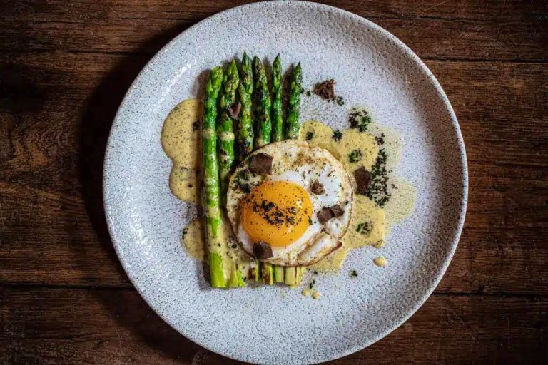 egg on top of vegetables 16102024025936 768x512