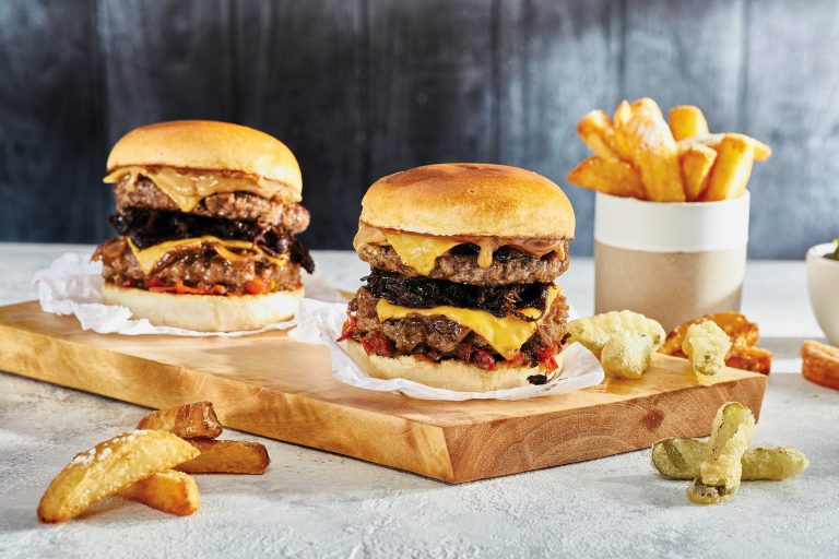 everly aw23 beach club burger landscape 1 action 10072024104031 768x512