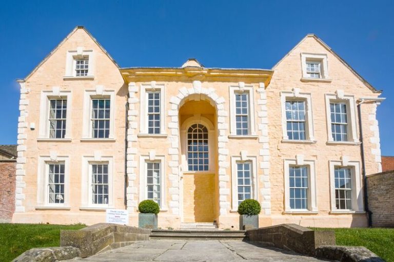 f90e8c60 1fd6 4cbb b393 8779eb0b6f5f York House Rear 768x512