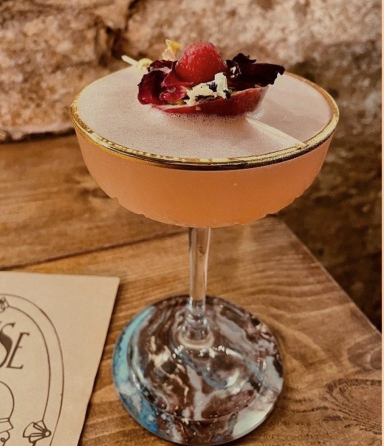 feather duster 26102023011650 768x892