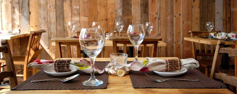 giglging squid interior table 768x307