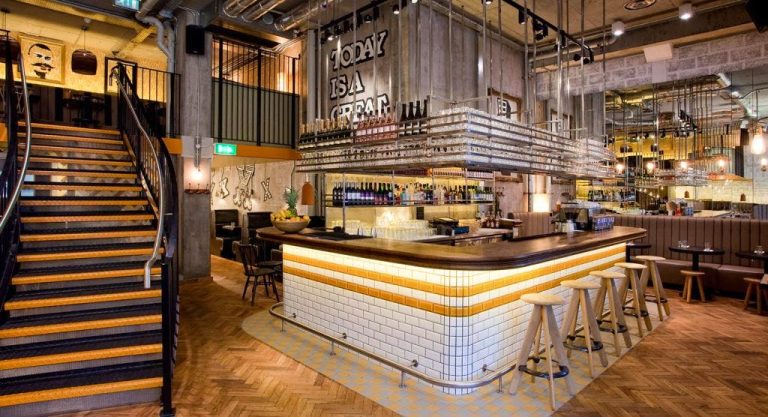 giraffe bath 1 768x417