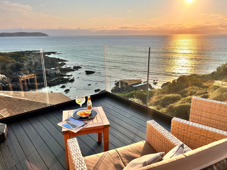 lookout suite balcony bedroom 768x576