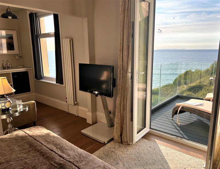 lundy suite bedroom1 768x591