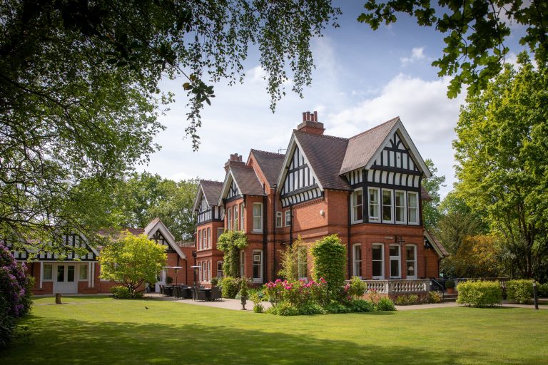 outsidesmaller 1 768x512