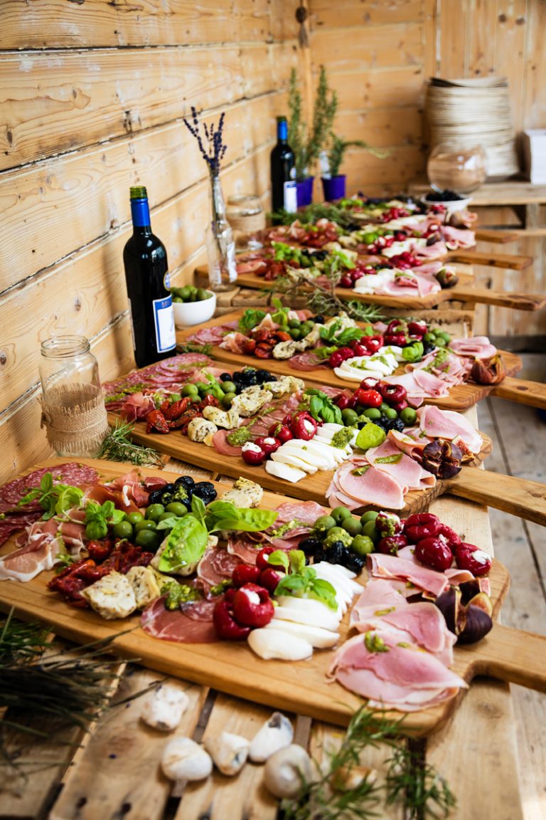 picnicspreadinthecabin 768x1152