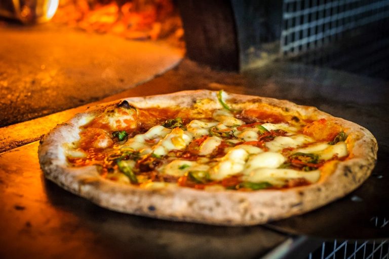 santamaria serves up mouth watering pizzas 768x511