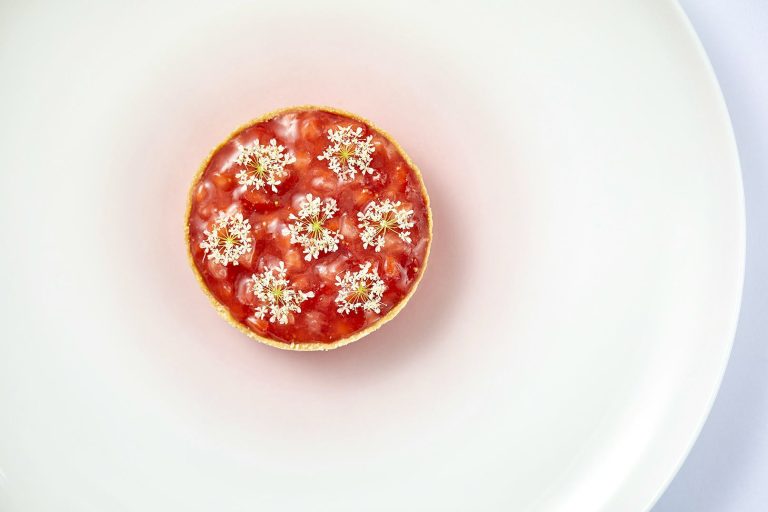 strawberry tart with whey and sweet cicely 13  28112023075845 768x512