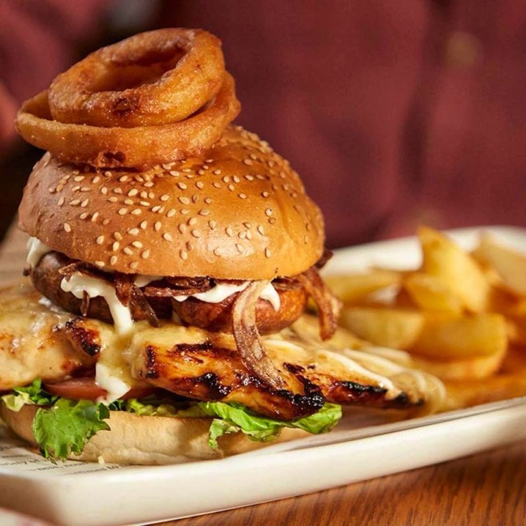 the bull streatley chicken burger 768x768
