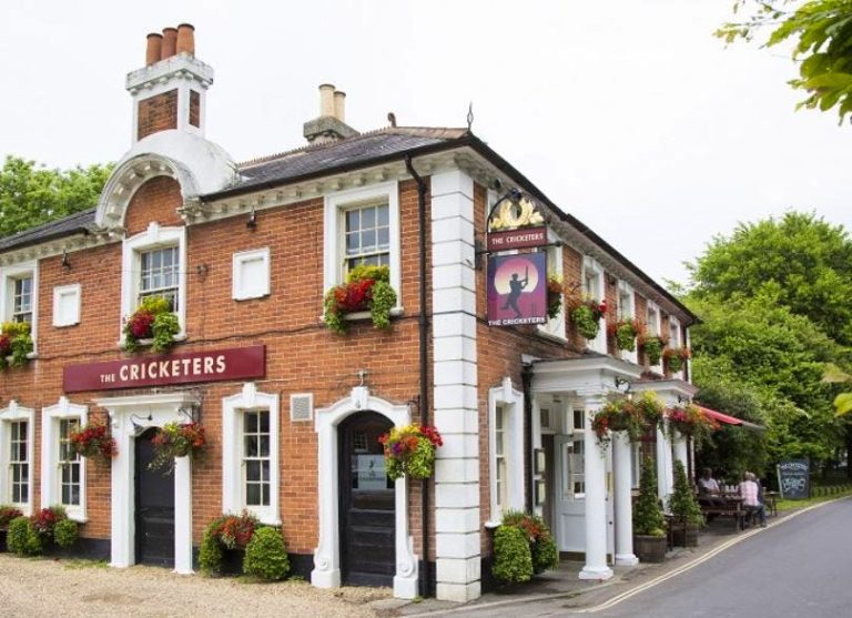 the cricketers hook exterior 768x557