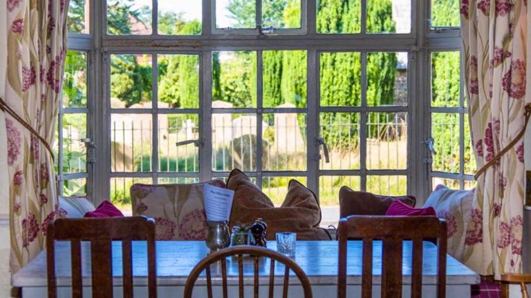 the jolly cricketers interior 768x432