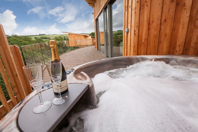 tree house hot tub b7dsce 768x513