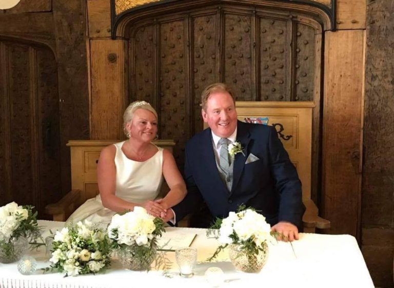 victoriaIansigning 768x561