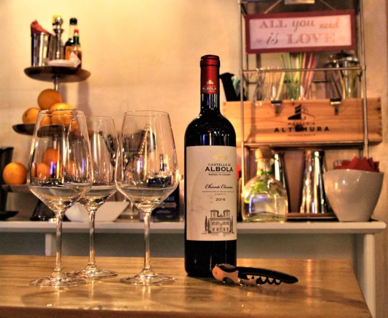 vine bar red wine and glasses 22092023020119 768x629