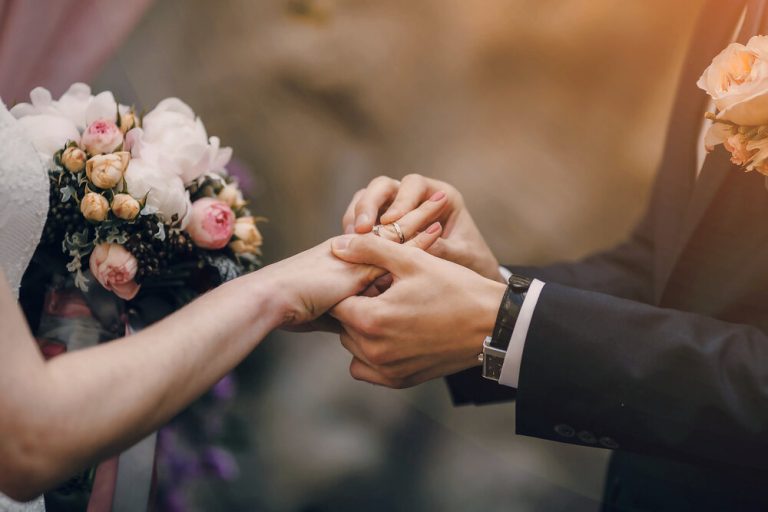 weddings bride and groom 768x512