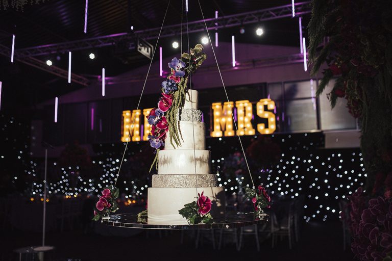 weddingsattheheart suspendedweddingcakeeng wed land1100px 768x512