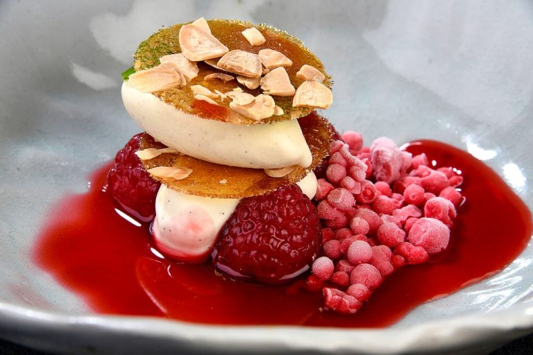 white swan at the fence dishes 13122023042441 768x512