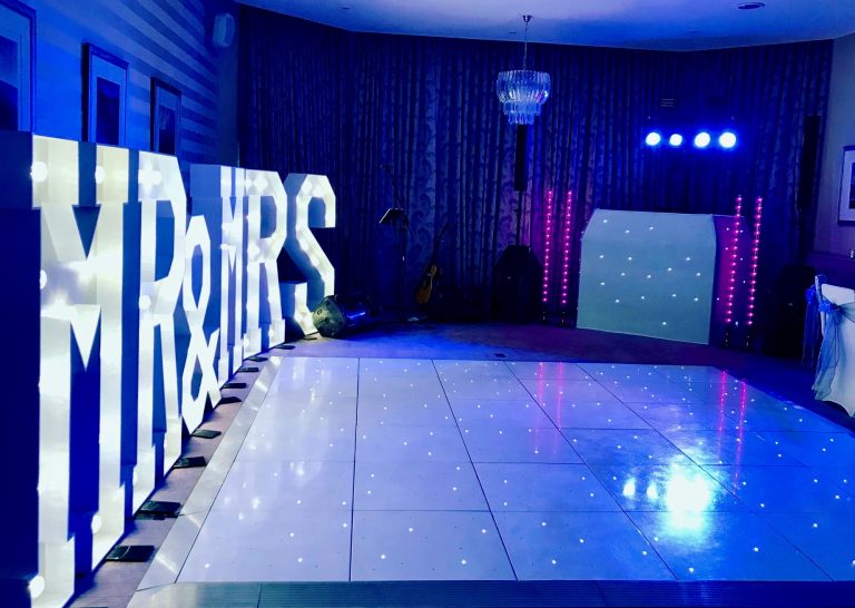 withmrandmrslettersandwhitedancefloor 768x546