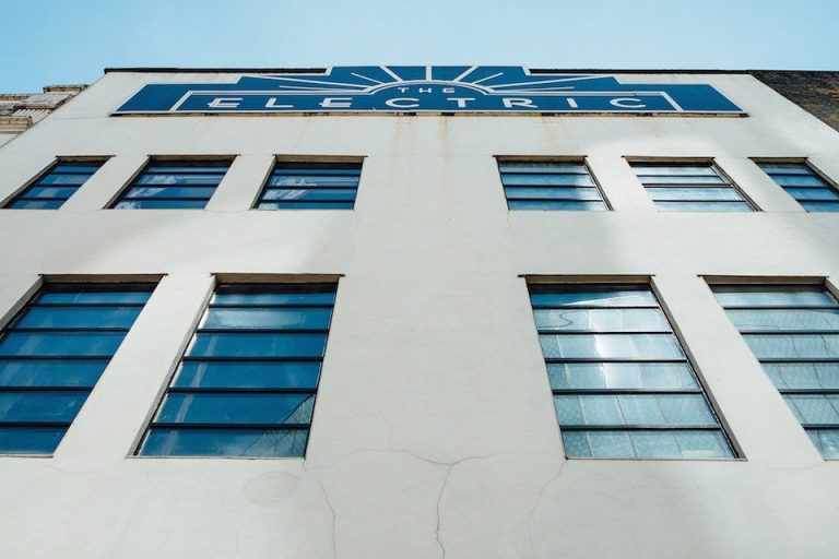 wpid346057 colourful quirky 50s cinema wedding 7 cjpmde 768x512